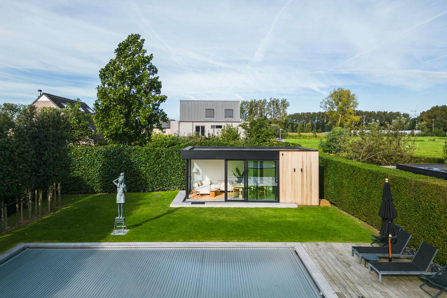 modern houten bijgebouw als poolhouse