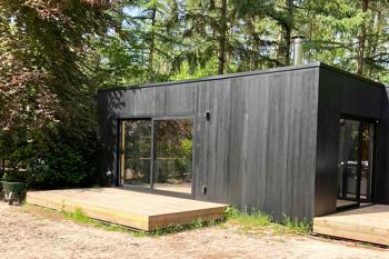 Voorbeeld van een moduus bijgebouw als poolhouse. Volledig in hout en met plat dak.