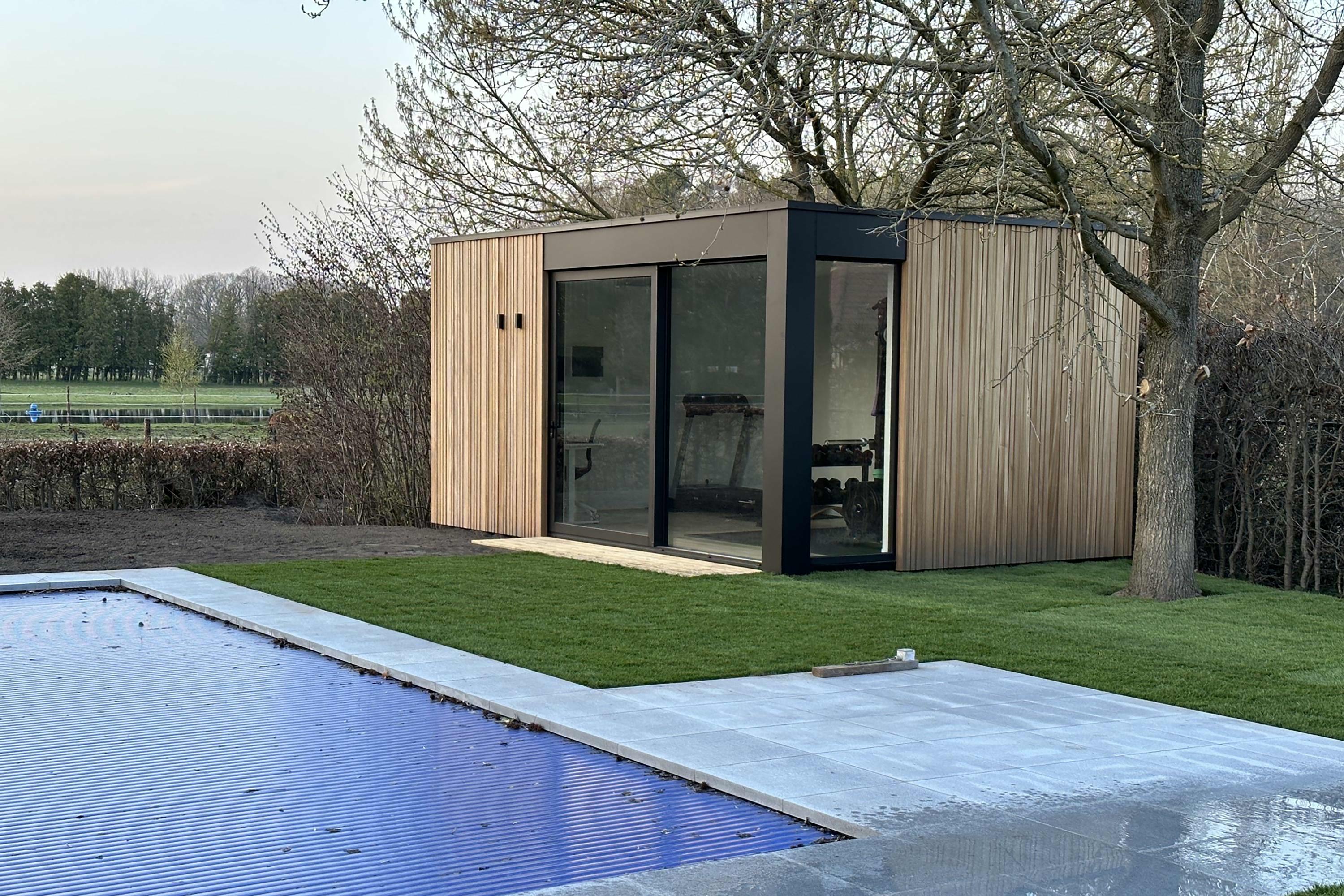 Voorbeeld van een moduus bijgebouw als poolhouse. Volledig in hout en met plat dak.